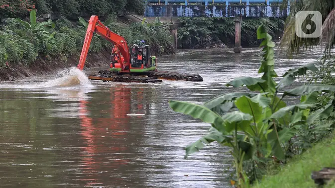 Cegah Pendangkalan, Dinas Lingkungan Hidup Jakarta Keruk Banjir Kanal Barat