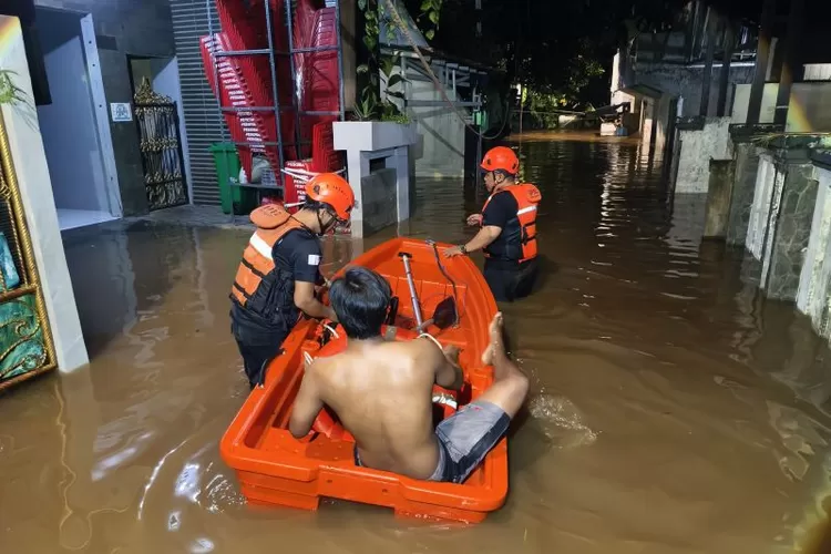 Petugas-BPBD-Jakarta-Selatan-mengevakuasi-warga-terdampak-banjir-di-Masjid-Al-Makm-1786595280